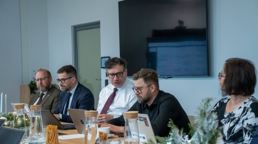 Zdjęcie ze spotkania Społecznego Zespołu Ekspertów przy Prezesie UODO i Grupy Roboczej ds. sztucznej inteligencji