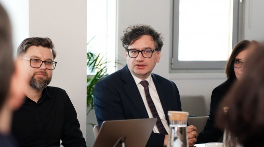 Zdjęcie ze spotkania Prezesa UODO z członkami Społecznego Zespołu Ekspertów przy Prezesie UODO oraz Grupy roboczej SZE do spraw sztucznej inteligencji.