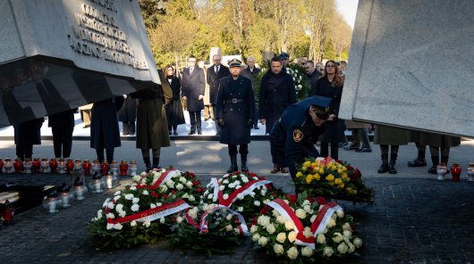 fot. Bartosz Buk, UM Warszawa
10 kwietnia przedstawiciele UODO oddali hołd ofiarom tragedii.
W imieniu pracowników Urzędu Ochrony Danych Osobowych wieniec przed Pomnikiem Ofiar Katastrofy Smoleńskiej złożyli Konrad Komornicki – zastępca Prezesa UODO, Anna Grzelak dyrektor Departamentu Projektów Społecznych i Zrównoważonego Rozwoju oraz Monika Wilczyńska z Departamentu Organizacyjno-Administracyjnego.