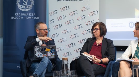zdjęcie z 15 maja, gdzie w siedzibie Urzędu Ochrony Danych Osobowych odbył się inauguracyjny wykład i dyskusja z Cyklu Otwartych Wykładów Eksperckich. Pierwsze spotkanie współorganizowane było przez UODO i Krajową Izbę Radców Prawnych. 