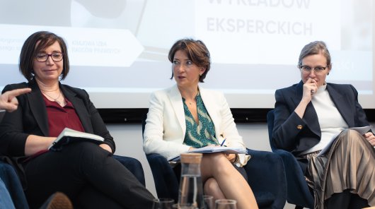 zdjęcie z 15 maja, gdzie w siedzibie Urzędu Ochrony Danych Osobowych odbył się inauguracyjny wykład i dyskusja z Cyklu Otwartych Wykładów Eksperckich. Pierwsze spotkanie współorganizowane było przez UODO i Krajową Izbę Radców Prawnych. 