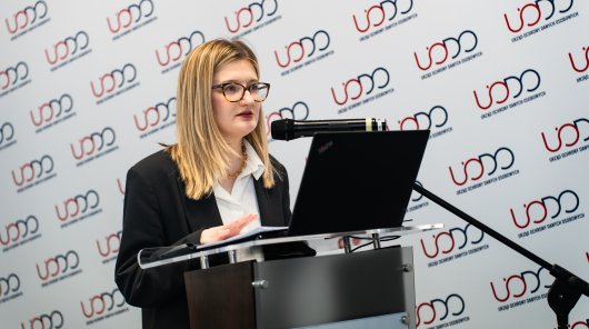 Zdjęcie przedstawia Joannę Napierałe, przewodnicząca Państwowej Komisji ds. przeciwdziałania wykorzystaniu seksualnemu małoletnich poniżej lat 15 w czasie swojego wystąpienia 