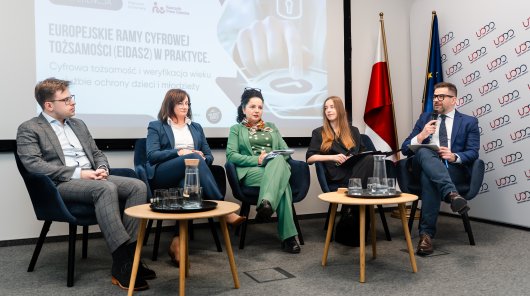 Zdjęcie uczestników panelu pierwszego pt. „eIDAS2 i znaczenie dla ochrony danych osobowych” uczestniczyli: Aleksandra Kacała-Szwarczyńska z Ministerstwa Cyfryzacji, Monika Krasińska – Dyrektor Departamentu Prawa i Nowych Technologii UODO, Ewelina Żak z Urzędu Komunikacji Elektronicznej oraz dr Mateusz Kupiec z Instytutu Nauk Prawnych PAN. Dyskusję moderował Piotr Drobek, Dyrektor Departamentu Innowacyjności i Zarządzania Danymi UODO.