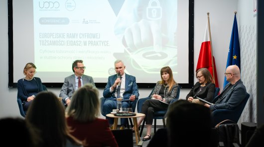 Zdjęcie uczestników panelu drugiego pt. „Technologie weryfikacji wieku — wdrożenia, wyzwania i przyszłe standardy” udział wzięli dr Urszula Góral z Meta Platforms, Jagoda Zakrzewska z Google Poland, dr Magdalena Krzymowska-Witkowska z Ministerstwa Cyfryzacji, dr Remigiusz Lewandowski z Polskiej Wytwórni Papierów Wartościowych SA i prof. Mariusz Krzysztofek, prawnik, członek Społecznego Zespołu Ekspertów przy Prezesie UODO. Panel moderował Tomasz Izydorczyk, członek Społecznego Zespołu Ekspertów przy Prezesie UODO.